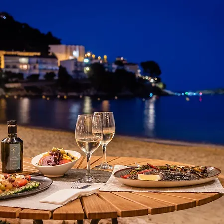 Отель Canyelles Platja